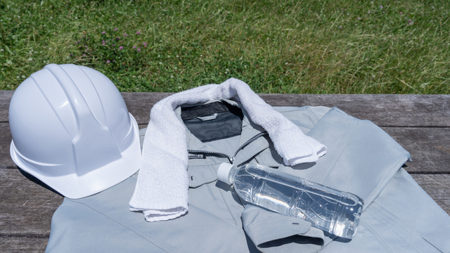 作業服とペットボトルの水｜建設業の熱中症対策イメージ