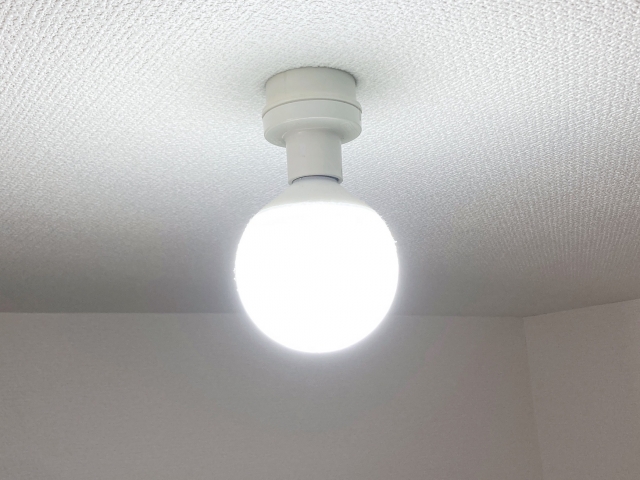 天井から照らすLED電球