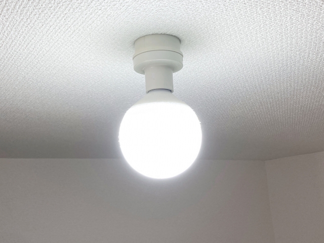 天井から照らすLED電球