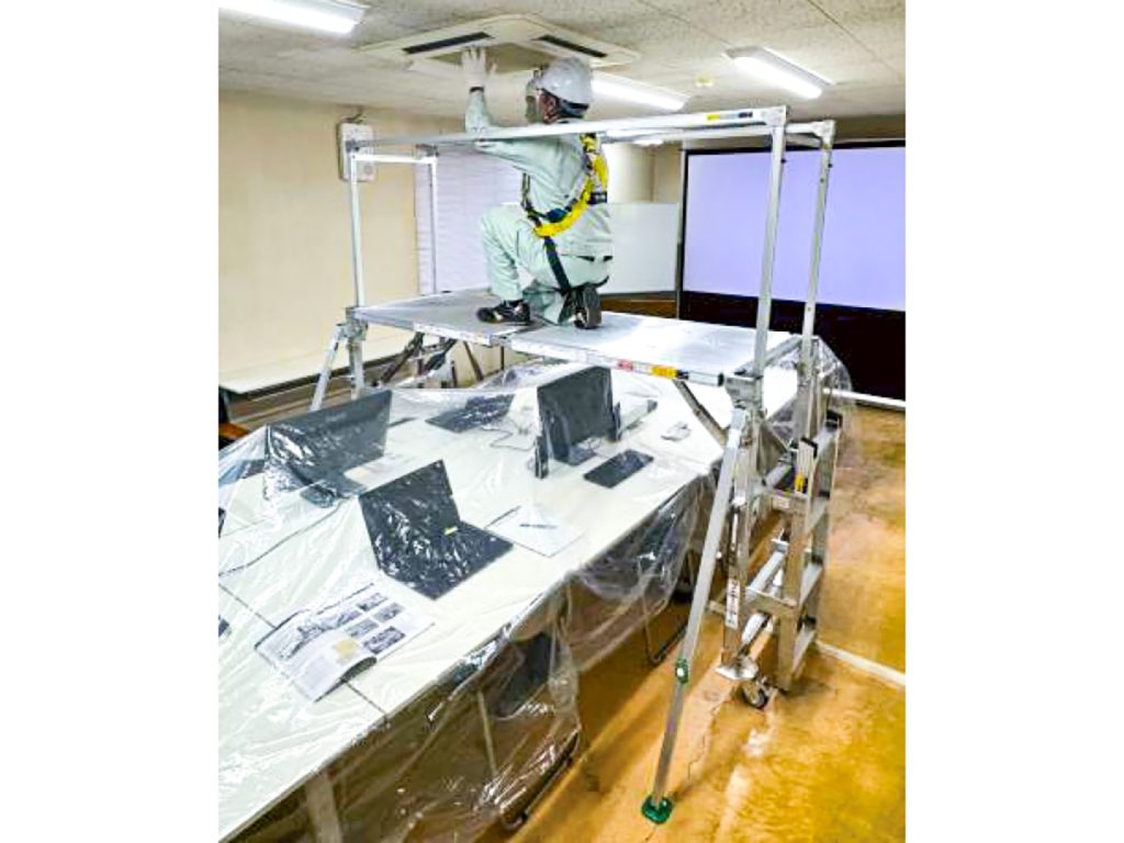 デスクまたぎ使用例