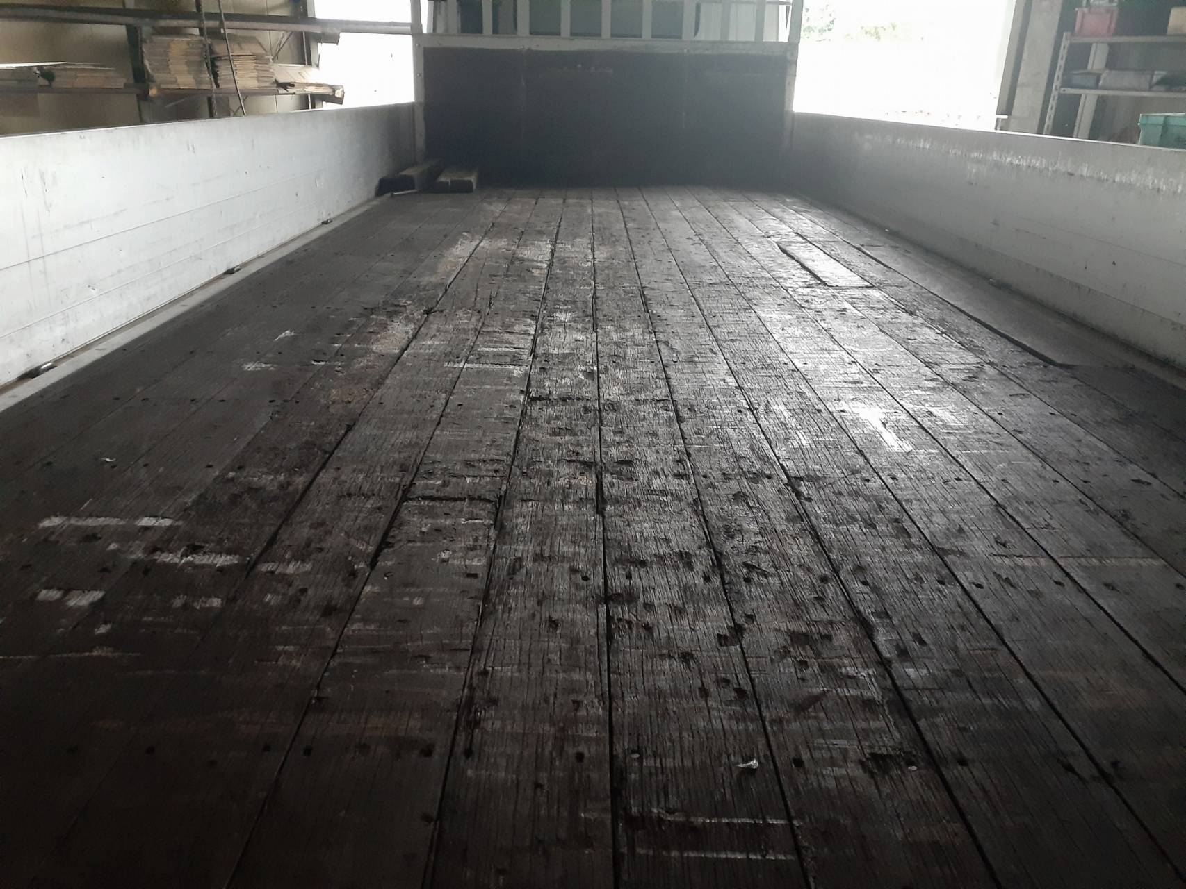 トラックのあおり支柱とは？