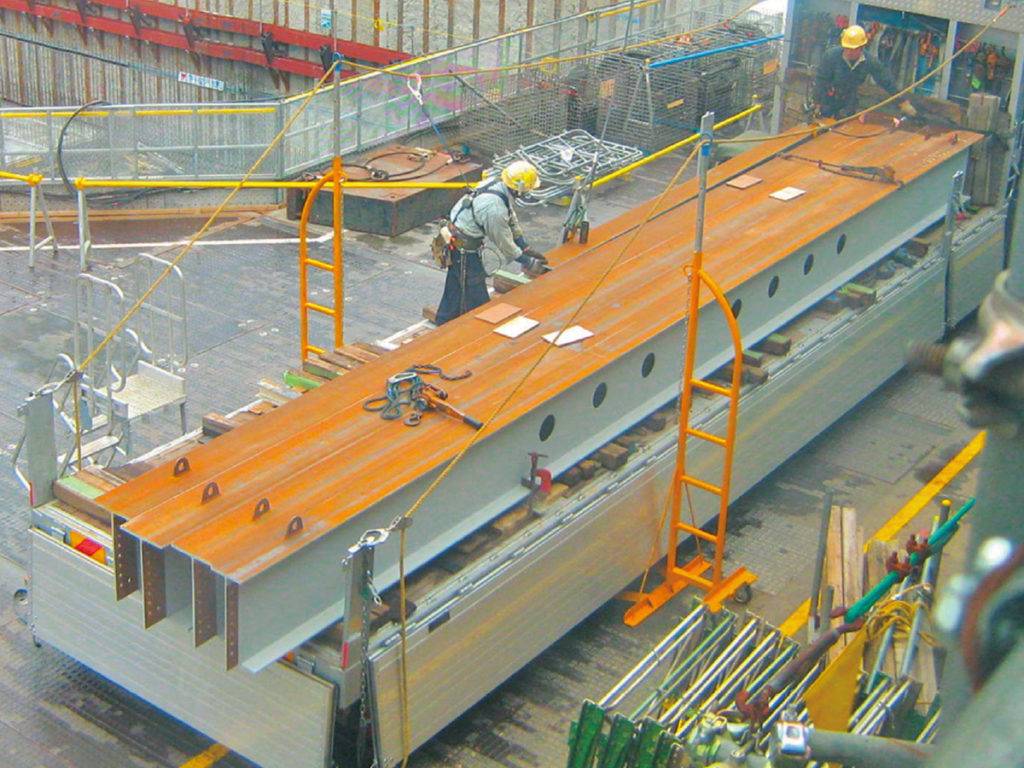 トラックのあおり支柱を使用する際の注意点