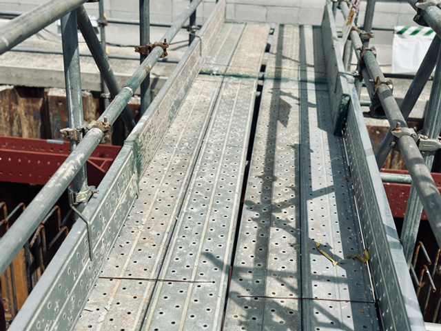 足場の渡り通路における安全対策の必要性